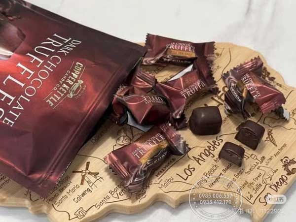 1. Socola đắng muối biển Dark Chocolate Truffles With Sea Salt – Món socola “gây nghiện” cho người mới thử